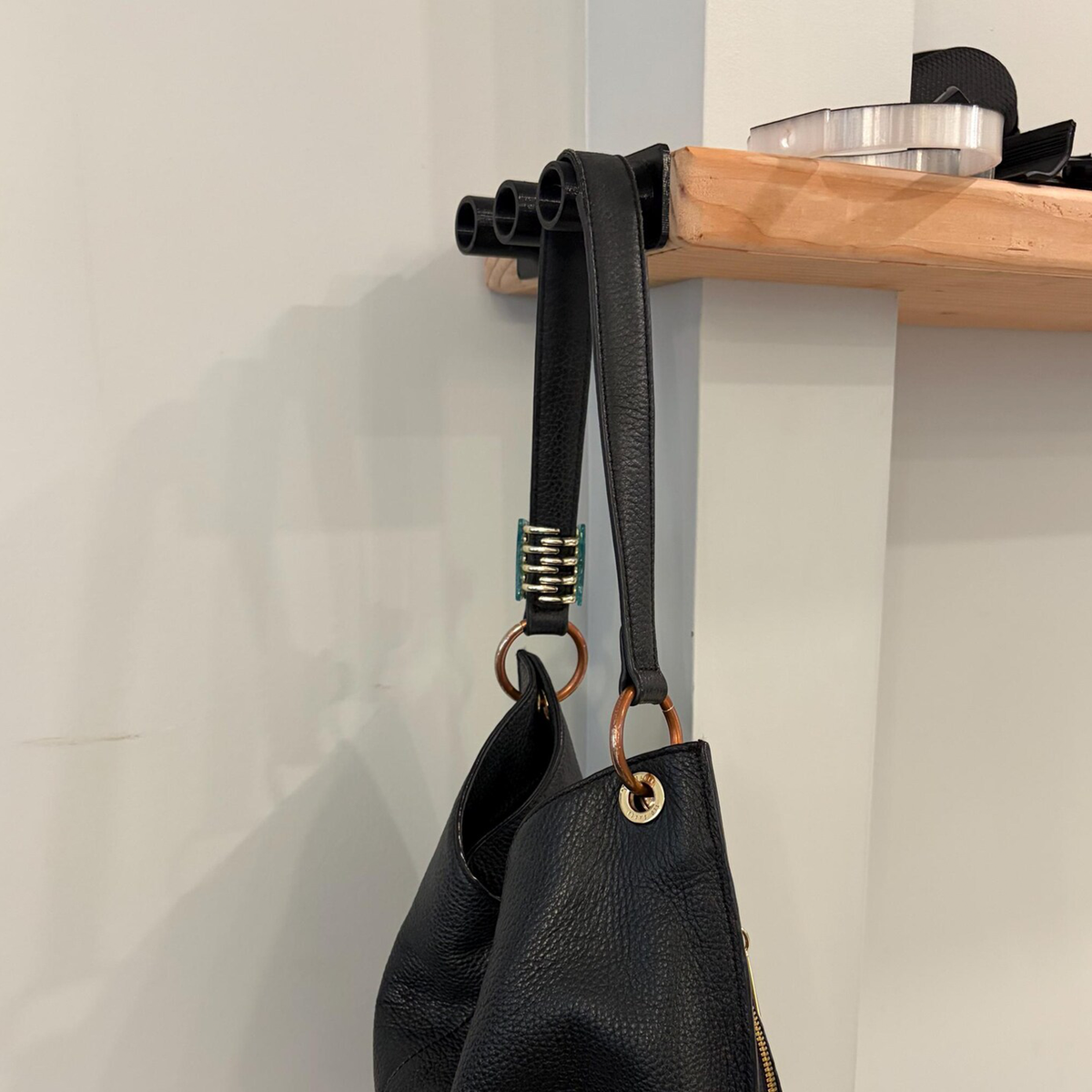 Cârlig de perete cu trei cilindri pentru genți și accesorii